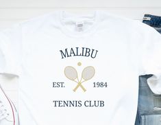 Malibu tennis club Sweatshirt college Beverly Hills Sweatshirt Malibu Sweater California Sweatshirt Souvenir Shirt Preppy Aesthetic This is a comfy, soft, and unisex sweatshirt. For personalized custom changes or modifications, please send us a message & we'd be happy to help! [ Color shown in the main photo is White ] For more apparel for women, friends, or designs for the whole family check out our other listings. Sporty Tennis Sweatshirt With Graphic Print, Tennis Graphic Print Sweatshirt, Tennis Graphic Print Sweatshirt For Sports Season, Collegiate Crew Neck Tennis Tops, Crew Neck Tennis T-shirt With Team Name, White Graphic Print Tennis Sweatshirt, Sporty White Tennis Sweatshirt, Casual White Tennis Sweatshirt, Casual White Sweatshirt For Tennis