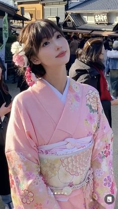 Japanese Pose Reference, Japanese Yukata Women, Yukata Aesthetic, Japanese Woman Aesthetic, Japan Traditional Clothes, Pink Yukata, Japanese Kawaii Aesthetic, Kimono Pose, Kimono Photography