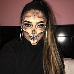 ⚠⚠yung baddie. just fucking fllw me @baddhabittz⚠⚠ Fete Emo, Glam Skull, Creepy Halloween Makeup, Skeleton Makeup, Halloween Makeup Pretty, Sugar Skull Makeup