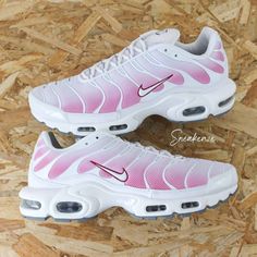 Custom Air Max plus TN custom pastel pink gradient unisex sneakers Professional water-resistant paint Authentic & new item, sold in its original packaging Customs are made to order; it will not be possible to make a return/refund. Do not hesitate to contact me if you have any questions 😊 Each model is made by us in our workshop in Aubagne in the south of France. Other sizes are available, do not hesitate to contact us by message 😊 Pastel Pink Gradient, Tns Nike, Pretty Sneakers, Air Max Plus Tn, Nike Tn, Pretty Shoes Sneakers, Pink Gradient, Pink Strawberry, Cute Nike Shoes