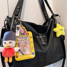 Trinket Bag Aesthetic, Kpop Bag Aesthetic, Mochila Kpop, Minecraft Backpack, Pretty Mess, Inside My Bag, Kpop Photocard, Handbag Essentials, Bag Aesthetic