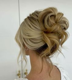 #wedding #bride #weddingupdo Bridesmaid Hair Bun, Grad Hairstyles, Destination Wedding Hair, Formal Hairstyles Updo, Cute Ponytail Hairstyles, Blonde Updo, Prom Hair Updo, Classic Updo, Ball Hairstyles