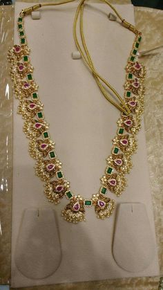 Temple Jewellery Earrings, Emerald Jewellery, Gold Bridal Necklace, Gold Mangalsutra Designs, Gold Necklace Indian Bridal Jewelry, Jewelry Set Design, Gold Earrings For Women, Gold Jewelry Stores