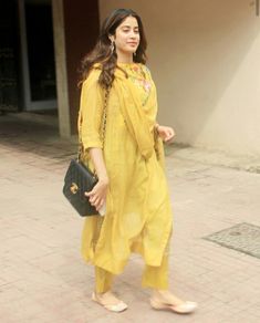 Janhvi Kapoor Kurta, Jahnvi Kapoor Desi Style, Jhanvi Kapoor In Kurti, Jahnavi Kapoor, Jahnvi Kapoor, Lengha Blouse Designs, Cotton Dress Pattern, Jhanvi Kapoor