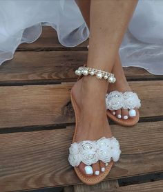 Wedding sandal decorated with flowers and pearls on the front and tie at the ankle with an adjustable strap decorated with rhinestone pearls. They are ideal to wear so you can dance the night away in comfort, don't forget to pack them to get your honeymoon. Whatever the occasion, bridal sandals will keep you glowing and comfortable. The best thing? They can be worn again after the wedding! All Pelino shoes are made to ensure the highest level of comfort throughout your special day. Full sizes on Shoes Beach Wedding, Wedding Shoes White, Wedding Shoes For Bride, Shoes For Bride, Beach Wedding Sandals, Flowers And Pearls, Sandals Wedding, White Wedding Shoes, Bridal Sandals