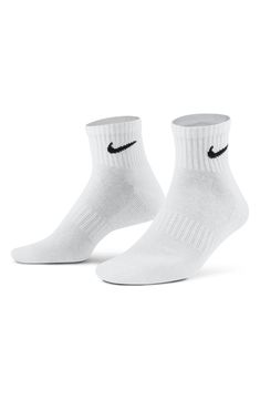 Power through your workout with the Nike Everyday Cushioned Socks. The thick terry sole gives you extra comfort for footdrills and lifts, while a ribbed arch band wraps your midfoot for a supportive feel.Sizing in Men's Shoe Sizes: M=6-8, L=8-12, XL=12-15 Nike Socks Women, White Nike Socks, Nike Crew Socks, Pretty Shoes Sneakers, Nike Socks, Sock Packs, Cute Preppy Outfits, Men's Shoe, Training Shorts