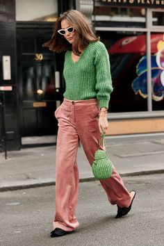 Green sweater and pink pants at London Fashion Week Street Style 2018 | Who What Wear UK Street Style 2018, London Fashion Week Street Style, London Fashion Weeks, Women Fashion Edgy, Looks Street Style, Autumn Street Style, Green Outfit, Pink Pants, 가을 패션