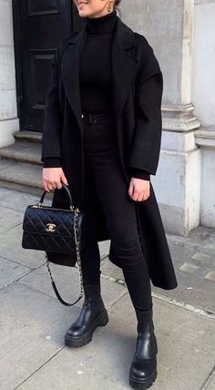 Black Coat Outfit, Mantel Outfit, Woman In Black, Long Black Coat, All Black Outfit, Coat Outfits, Casual Winter Outfits, Street Chic