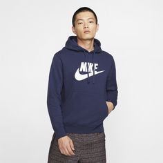 A closet staple, the Nike Sportswear Club Fleece Pullover Hoodie gives you soft comfort in a street-ready style for an elevated, everyday look that you really can wear every day. Fleece Outfit, Nike Pullover Hoodie, Nike Sportswear Mens, Nike Sportswear Club Fleece, Navy Nike, Logo Azul, Nike Store, Blue Nike, Nike Hoodie