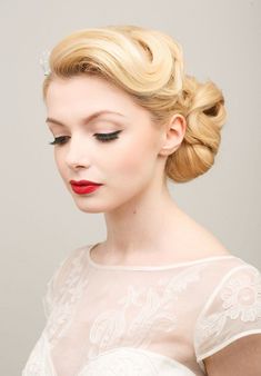 maquillage de mariée vintage tendances maquillage pour mariage 2021 Vintage Bridal Updo, Vintage Wedding Hairstyles With Veil, Vintage Updo Wedding, Vintage Updo Hairstyles, Vintage Updos, Vintage Wedding Makeup, Lip Natural, Cabelo Pin Up, Vintage Wedding Hairstyles