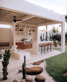 If cooking outside with all the essentials wares at your fingertips is your idea of domestic bliss, then consider building a functional outdoor kitchen of your own that caters to your unique culinary needs. Outdoor Kitchen And Dining, Backyard Oasis Ideas, Ideas Backyard, Casa Exterior, Design Exterior, Budget Diy, Backyard Patio Designs, Outdoor Kitchen Design