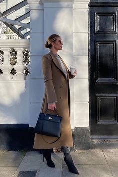 Look Working Girl, Rosie Huntington Whiteley Style, Rosie Hw, Coat Trends, Rosie Huntington, Stylish Celebrities, Huntington Whiteley, Rosie Huntington Whiteley, Outfits Winter