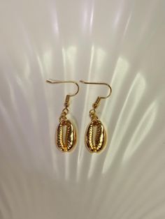 - Gold electroplated cowrie 🐚 - Gold plated brass hardware ✨ - Lead and nickel free Metal Shell Earrings For Gift, Gold Shell-shaped Metal Earrings, Gold Shell-shaped Brass Earrings, Gold Brass Shell-shaped Earrings, Gold Shell-shaped Metal Jewelry, Gold Metal Shell-shaped Jewelry, Gold Brass Shell Earrings, Handmade Gold, Etsy Earrings Dangle