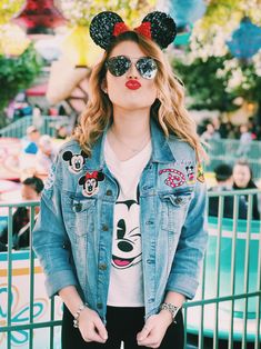 Disneyland jean jacket with patches. Cute Disneyland Outfits, Park Aesthetic, Diy Denim Jacket