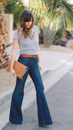 Flare Jeans Professional Outfit, Flare Jean Summer Outfit, Music Gig Outfit, Styling Light Blue Jeans Outfit, Flair Jeans Outfit Summer, High Rise Flare Jeans Outfits, Flared Jeans Outfit Ideas, High Waisted Flare Jeans Outfit, Flare Jean Outfits