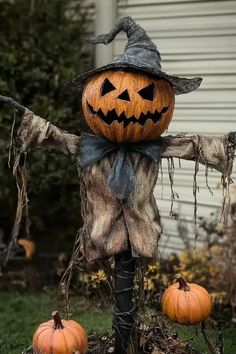 A spooky jack-o'-lantern scarecrow displayed in a Halloween garden decoration setup in the UK, perfect for easy DIY outdoor decor. Scarecrow Garden, Spooky Scarecrow, Jack O Lantern Costume, Scarecrows For Garden, Pumpkin Diy