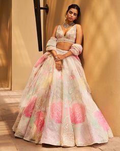 Pastel Lehenga, Jaal Embroidery, Orang India, Seema Gujral, Embroidery Dupatta, Pengantin India, Indian Outfits Lehenga, Floral Lehenga, Gaun Fashion