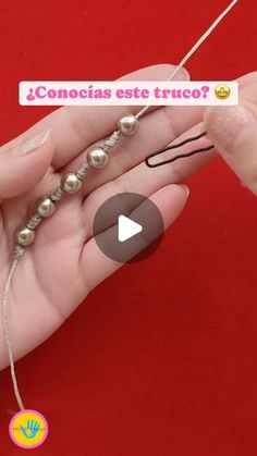 a person holding a beaded necklace in their hand with the words conocias est truco? on it