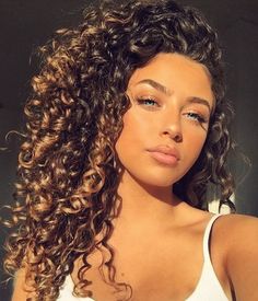 Curly Hair Models, Trendy We Fryzurach, Colored Curly Hair, Smink Inspiration, Short Curly Wigs, Curly Hair Inspiration, Curly Hair Tips, Instagram Model, Short Curly Hair