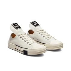 Queste sneaker fanno parte della nuova collezione Converse in collaborazione con Rick Owens. Questa rivisitazione della Chuck 70 bassa, qui in bianco, è realizzata in cotone e presenta la punta e la suola in gomma, patch con logo DRKSHDW e Converse e lacci di ricambio neri. Rick Owens Low, Rick Owens Drkshdw, Chuck 70, Personal Shopping, Rick Owens, Ox, Shoe Collection, Instagram Feed, Fashion Forward