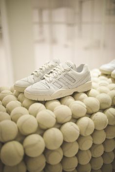 Tennis Installation, Minimal Chic Style, 3000m, Lacoste Sneakers, Floating Bathroom Vanities, Window Display Design, Shoes Photography, Sneaker Stores, Shoe Display