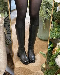 Black Knee High Boots Square Toe, Knee High Boots For Women, High Knee Black Boots, Black Leather Boots Aesthetic, Feminine Winter Shoes, Mary Kate Core, Cute Boots Aesthetic, Shoes Aesthetic Boots, Black Heeled Boots Outfit