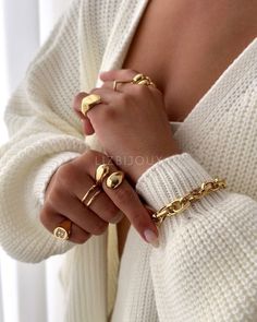 Fall Jewelry Photoshoot, Accesories Photo Ideas, Jewellery Photoshoot Ideas, Jewellery Photo, Jewelry Trending, Jewellery Photography Inspiration, Jewelry Product Shots, Creative Jewelry Photography, Jewelry Photography Styling