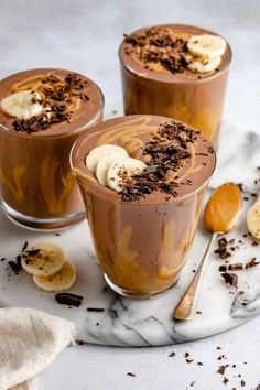 Deliciously creamy chocolate peanut butter banana smoothie that seriously tastes like a Wendy's frosty! This healthy chocolate banana smoothie recipe is made with just five ingredients and is easy to customize with your favorite nutritional boosters. The perfect breakfast, snack or even dessert! #smoothie #banana #peanutbutter #veganrecipe #veganbreakfast #dairyfree #healthybreakfast #healthysnack Almond Breakfast, Keto Smoothie Recipes