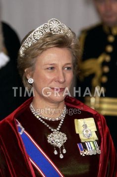 queen elizabeth of england wearing the diamond tiara