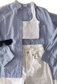 Blue Shirt Outfits Women, White Outfits Casual, White And Denim Outfits, Textured Outfit, Shorts Styling, Blue And White Outfit, White Denim Outfit, Blue And White Outfits, White Shorts Outfit