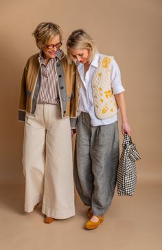 Caramel — Graham St. Fashion blog homepage Relaxed Outfits Women Fall, Olive Green And Tan Outfit, Graham Street Fashion, Modern Grandma Style, Old Woman Style, Brown And Blue Outfit, Pants Outfits For Women, Striped Shirt Outfit