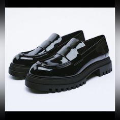 Platform Flat Treaded Patent Finish Loafers. Brand New Size 8. Black Loafers With Lug Sole. 1506/910 Zara Loafers, Zara Flats, Insole Design, Platform Flats, Black Loafers, Zara Shoes, Lug Sole, Zara Black, Leather Loafers