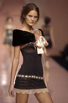 90s Runway, Runway Fashion Couture, Vintage Runway, Runway Outfits, Model Lifestyle, Model Aesthetic, Runway Models, Kate Moss, Fashion Killa