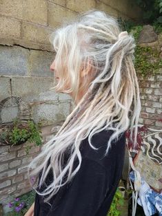 Older Woman Dreadlocks, White Dreadlocks, Grey Dreads, Long Hair Older Women, Best Hairstyles For Women, Old Hairstyles