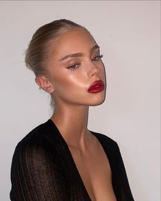 Red Lips Makeup Look, Maquillage On Fleek, New Year's Makeup, New Years Eve Makeup, Red Lipstick Makeup, Red Lip Makeup, Red Makeup, Foto Poses, Holiday Makeup