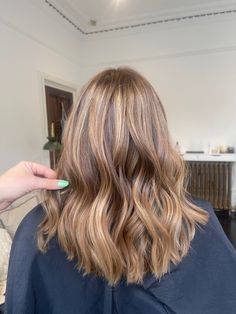 Bronze Highlights On Light Brown Hair, Highlights On Warm Brown Hair, Warm Highlights For Light Brown Hair, Caramel Bronde Haircolor, Light Brown Balayage Caramel, Balayage Mid Length Hair, Balayage With Dimension, Brunette With Honey Highlights, Caramel Toner