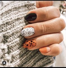 News Years Eve Party Food Easy, Short Nails Ideas Fall Winter, Nov Nails 2022, Black Nail Art Almond, Boho Fall Nails Simple, Fall Gel Mani, Fall Nail Ideas Short Nails, Halloween Gel Nails Short Simple, Fall Dip Nails Short