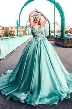 Looking for Prom Dresses,Evening Dresses for winter wear? Princess style, and matching Ruffles work? Babyonlinedress UK has all covered on this surpriseStunning Halter Sweetheart Princess Dress Appliques Lace Ball Gown Prom Dress. Prom Dresses Long Cheap, Green Gowns, Green Ball Gown, Green Evening Dress, Dress 2022, Quince Dress, Dresses 2022, Lace Ball Gowns, Elegant Prom Dresses