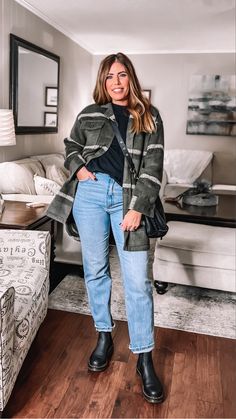 Fall Outfits Women Straight Jeans, Casual Chunky Boots Outfit, Straight Leg Jeans Combat Boots, Lightweight Sweater Outfit, Mom Jeans With Chelsea Boots, Chelsea Boots Mom Jeans Outfit, Winter Outfit Chelsea Boots, Sweater Outfits With Boots, Wide Pants Chelsea Boots