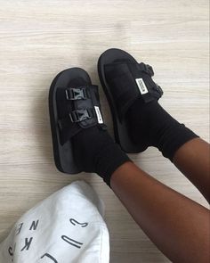 Best Mens Shoes Casual Sneakers Simple Suicoke Slides, Best Mens Shoes, Aesthetic Slides, Draco Slides, Mens Shoes Casual, Slides Outfit, Crocs Fashion, Timeless Shoes