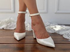 ★★ Shoe size may vary depending on your foot shape and width. If you are not sure about your size, or you are exactly on the limit of two sizes, consult us. We would like to help you choose the right size. Full sizes only ** If you are unsure of your size, please contact me so I can assist you. ★ More Wedding shoes: https://www.etsy.com/listing/751419113/bridal-block-heel-wedding-shoes-strappy?ref=shop_home_active_3&pro=1&frs=1 https://www.etsy.com/listing/746075967/wedding-shoes-wedding-shoes-f