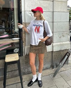 Loafers Shoes Outfit, Linda Sza, Loafers Outfit, Leopard Skirt, Half Sleeve Tops, Looks Street Style, Tshirt Outfits, Spice Girls, Casual Girl