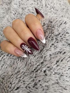 Christmas Nail Aesthetic, Crismas Nails 2023, Red Christmas Nails Almond, Winter Almond Nails Ideas, Christmas Nails Classy, Nail Art Ideas Christmas, Trending Christmas Nails, Art Ideas Christmas, Elegant Christmas Nail Designs