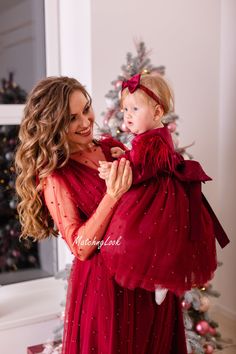 Red Outfit Family Pictures, Mommy Daughter Christmas Photoshoot, Mom And Daughter Christmas Photoshoot, Xmas Dresses For Women, Red Elegant Dress, Formal Event Dresses, Feathers Dress, Mother Daughter Poses, Mommy Daughter Photos