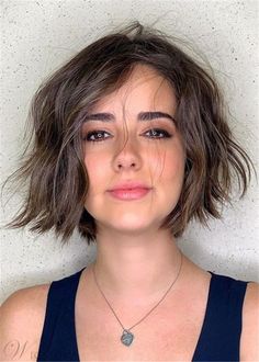 Messy Wavy Hair, Wavy Bob Hairstyles, Short Wavy Hair, Long Bob Hairstyles, Trending Hairstyles, Short Bob Hairstyles, Bobs Haircuts, Halle