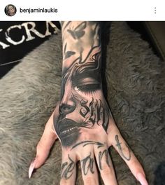 Realism Hand Tattoos For Women, Gangsta Style Tattoo, Tattoos Hands, Japanese Hand Tattoos, Tattoos To Cover Scars, Tattoo World, Chicano Style Tattoo