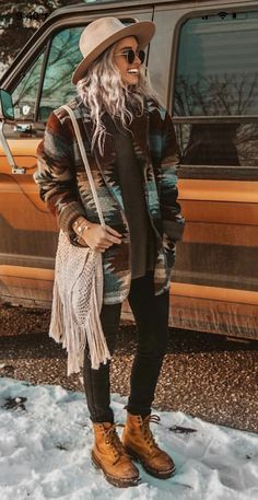 Winter Country Chic Outfits, Boho Looks Winter, Winter Boho Aesthetic, Street Style 40 Year Old, Boho Outfit With Hat, Boho Winter Fashion 2023, Bohemian Outfit Ideas Winter, Peru Style Outfits, Free Spirit Winter Outfit