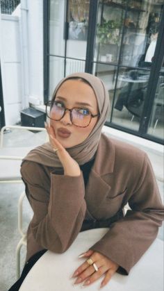 Hijabi With Glasses Aesthetic, Hijabi With Glasses, Simple Hijab Outfit, Girl Cry, Live Tiktok, Hijab Style Tutorial, Mode Turban