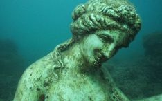 a statue is shown underwater in the ocean