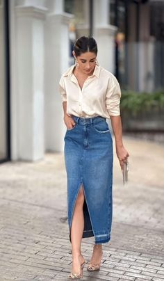 Denim Skirts Outfit, Midi Jeans, Midi Skirt Outfit, Denim Skirt Outfits, Chique Outfits, Classy Casual Outfits, Stylish Work Outfits, Jeans Casual, Classy Casual